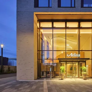 Hotel Adina, Kolonia